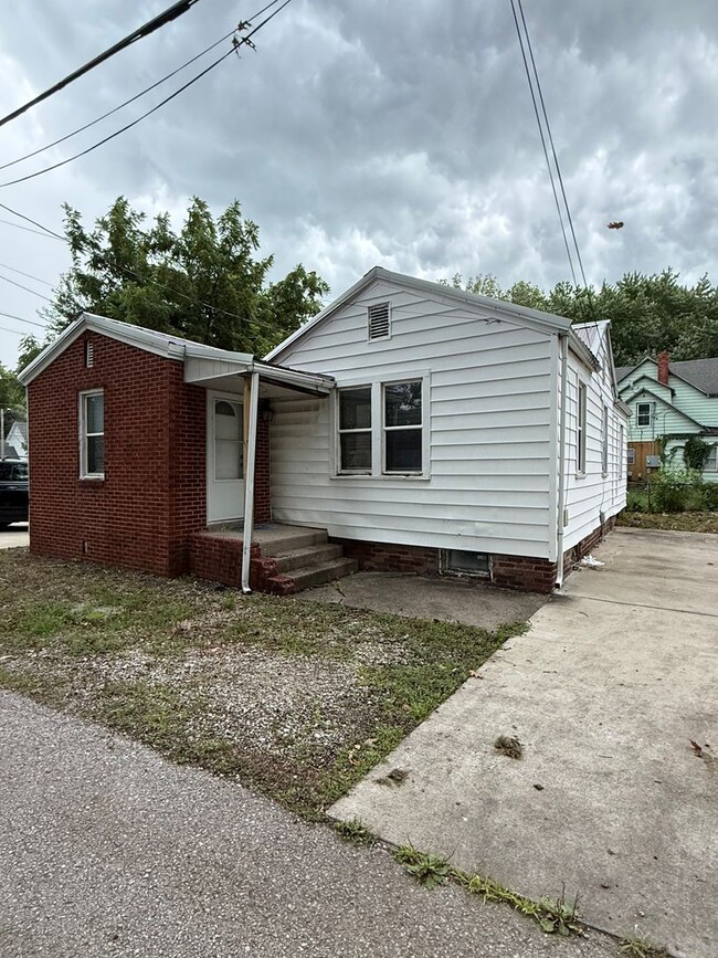 property at 814 W Washington St
