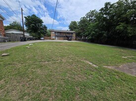 530 W Hopkins St in San Marcos, TX - Building Photo