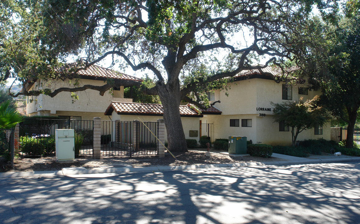 3188 Royal Oaks Dr in Thousand Oaks, CA - Foto de edificio