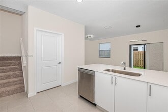 261 SW 159th Ct in Pembroke Pines, FL - Foto de edificio - Building Photo