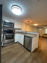 2105 Fletchers Point Cir in Tampa, FL - Building Photo - Building Photo