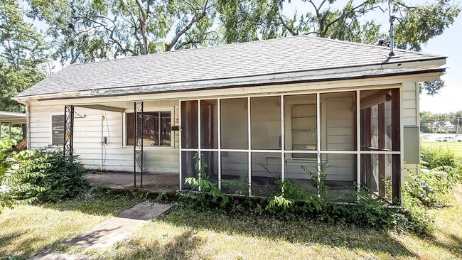 1104 E Main St in Paris, AR - Building Photo - Building Photo