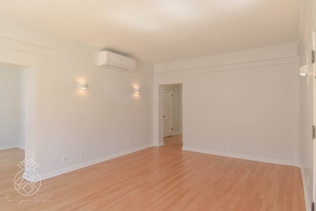 1069 S Holt Ave in Los Angeles, CA - Building Photo - Building Photo