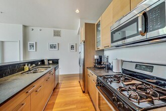 500 W Superior St, Unit 1804 in Chicago, IL - Building Photo - Building Photo