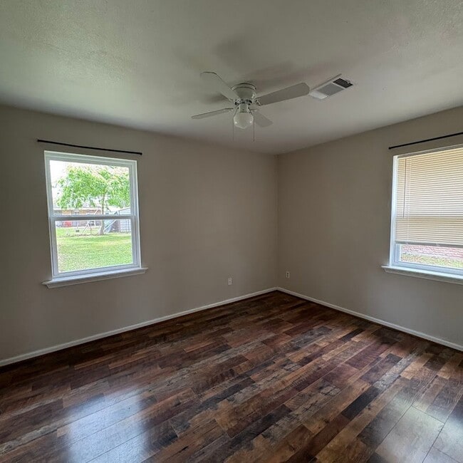 1301 Stadium Dr in Alvin, TX - Building Photo - Building Photo
