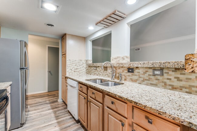 570 Avenue J Ave in Grand Prairie, TX - Building Photo - Building Photo