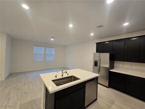 375 Powell Crst Dr in Henderson, NV - Building Photo - Building Photo