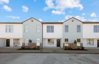 139 Iberia St, Unit Unit H in Youngsville, LA - Building Photo