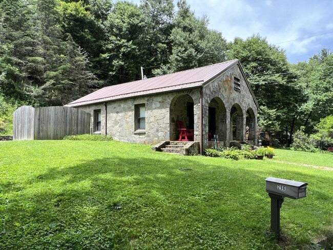 296 Middle Fork Rd in Blowing Rock, NC - Building Photo - Building Photo