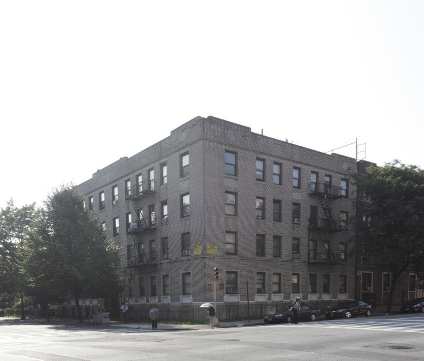 2004 Glenwood Rd in Brooklyn, NY - Foto de edificio