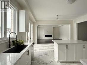 33 Cecil Saunders Dr in Georgina, ON - Building Photo - Building Photo