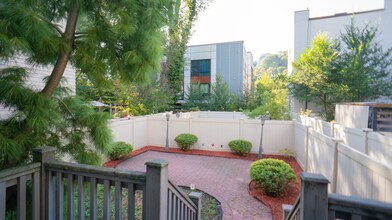 31 Hackensack Plank Rd, Unit Apartment 2A in Weehawken, NJ - Building Photo - Building Photo