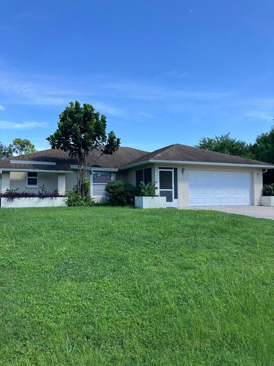 3808 Tonkin Dr in North Port, FL - Building Photo