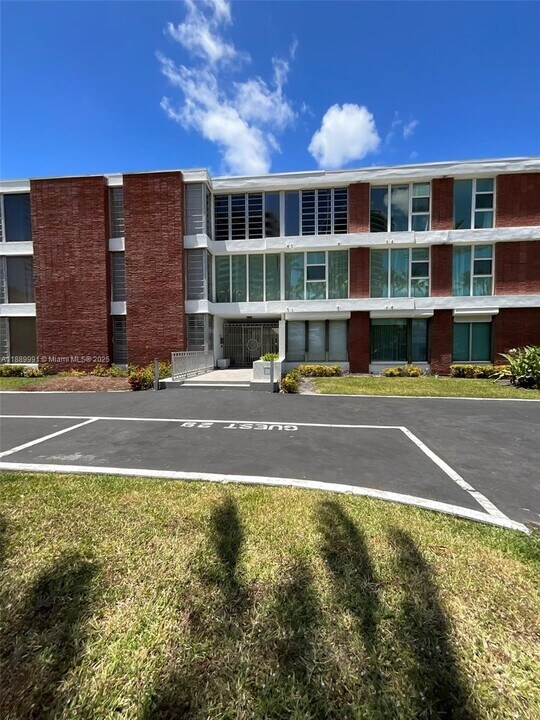 10210 Collins Ave in Bal Harbour, FL - Building Photo