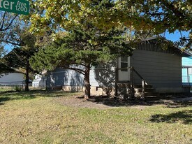 1201 Manchester Ave in Newton, KS - Building Photo