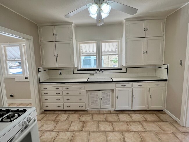 228 E 17th St in Pittsburg, CA - Foto de edificio - Building Photo