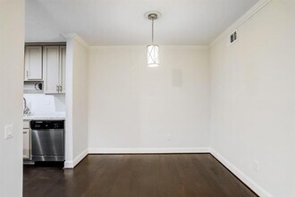 1880 White Oak Dr in Houston, TX - Building Photo - Building Photo
