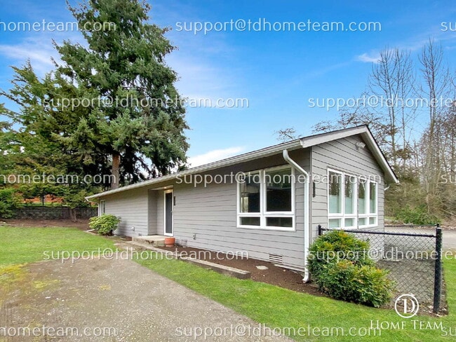 9201 NE Juanita Dr in Kirkland, WA - Building Photo - Building Photo
