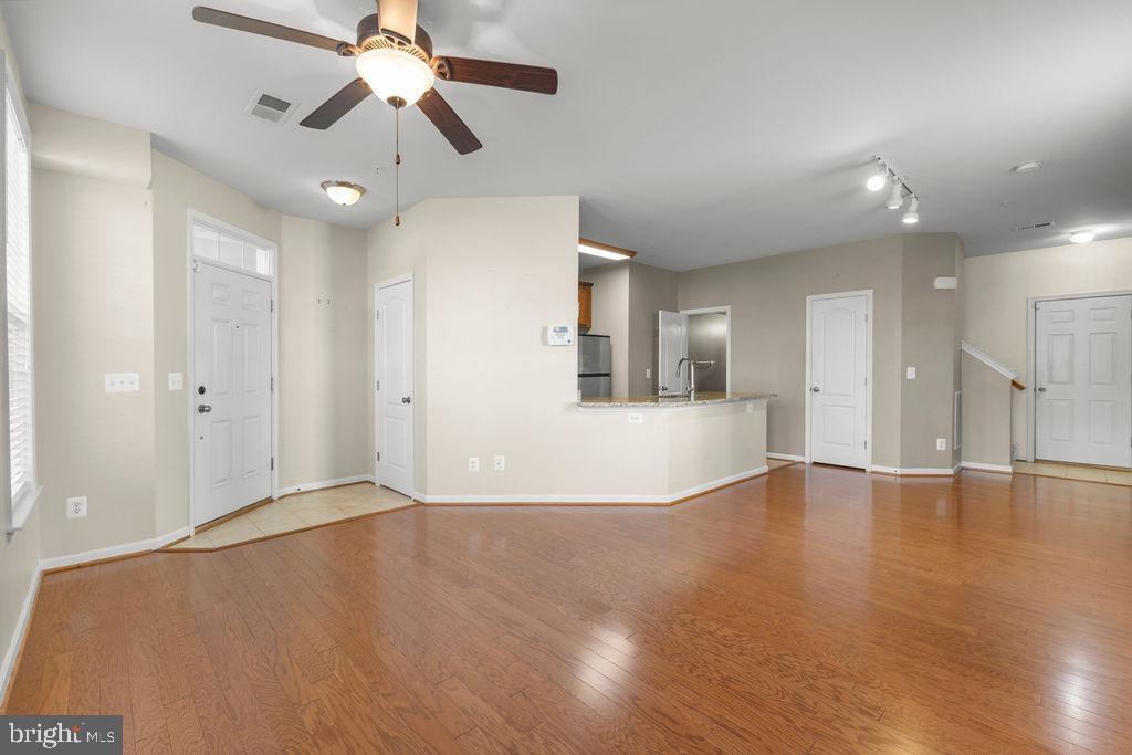 19441 Promenade Dr in Leesburg, VA - Foto de edificio