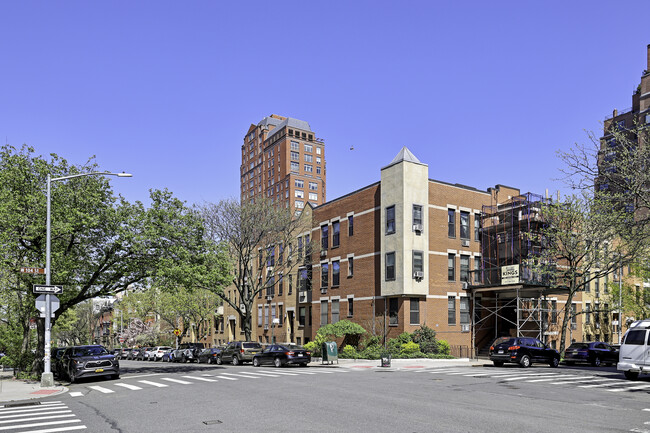 Manhattan Valley Townhouse in New York, NY - Foto de edificio - Building Photo