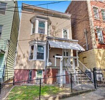 61 Poplar St, Unit 2 in Yonkers, NY - Building Photo