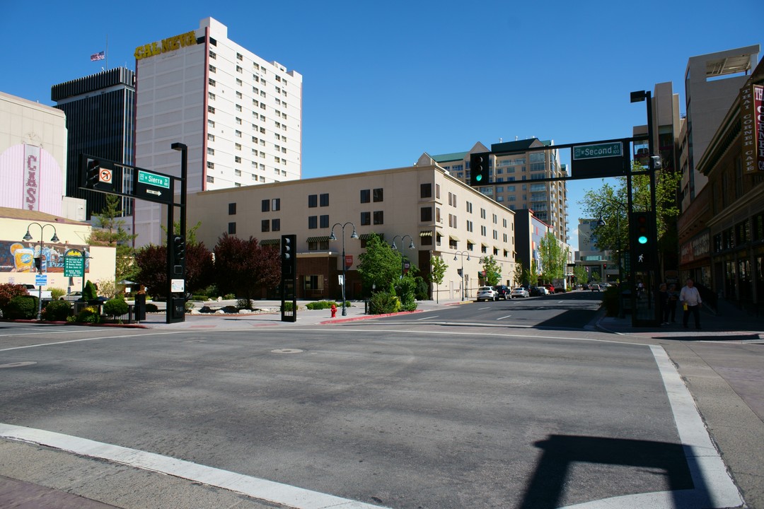 Riverboat Hotel Apartments in Reno, NV - Foto de edificio