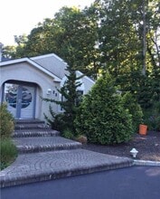 23 Beach Hill Dr, Unit Luxury w/ Beach Access in Northport, NY - Building Photo - Building Photo
