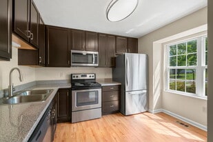 Hawthorne Estates in Oakdale, PA - Building Photo