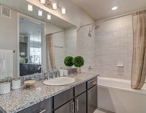 4407 Grand Ave Pkwy in Austin, TX - Foto de edificio - Building Photo