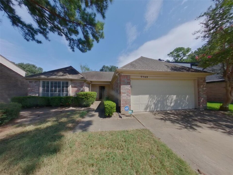 7742 Springville Dr in Houston, TX - Building Photo