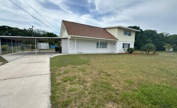 3912 5th St Cir E in Bradenton, FL - Building Photo - Building Photo