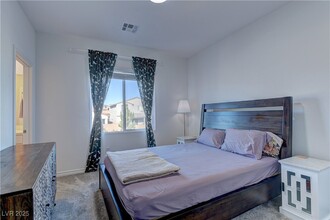8827 Roadrunner Ravine St in Las Vegas, NV - Building Photo - Building Photo