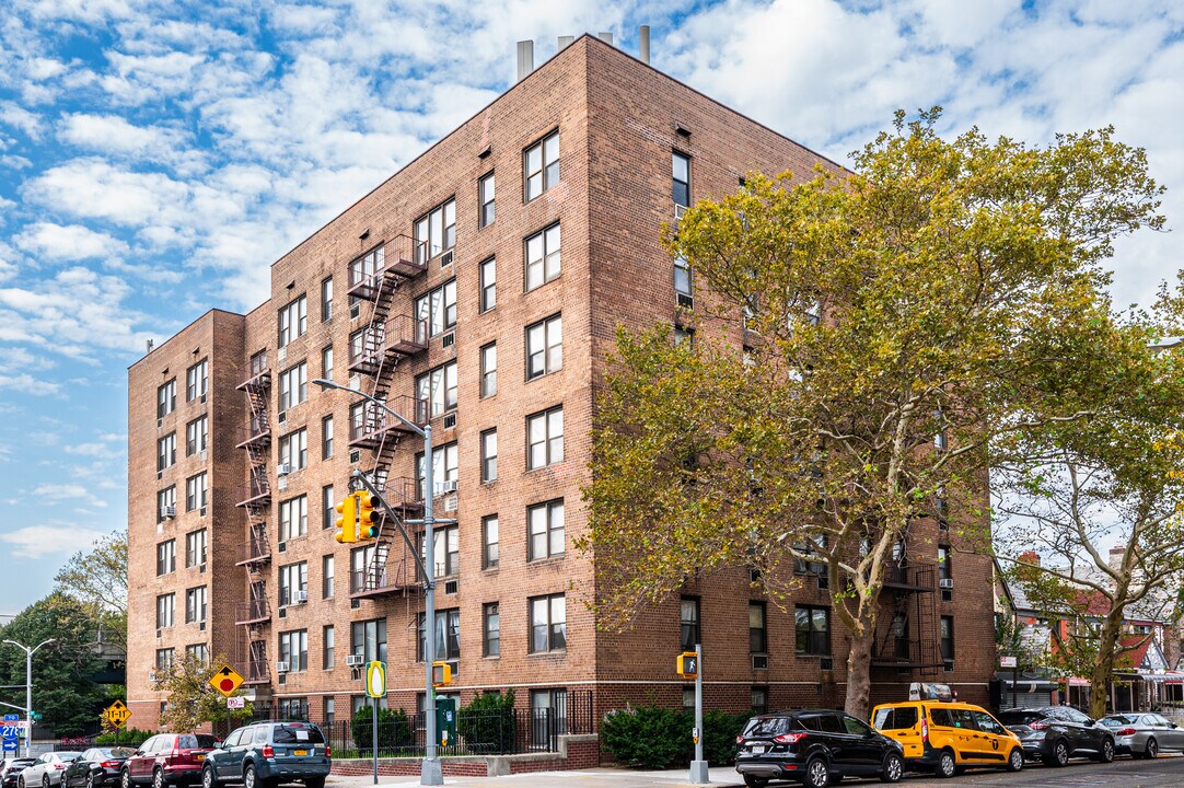 6905 35th Ave in Flushing, NY - Foto de edificio