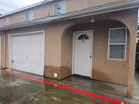 744 S Roche St in Porterville, CA - Building Photo