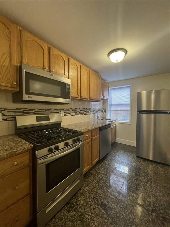 204 Christopher Columbus Dr in Jersey City, NJ - Building Photo - Building Photo