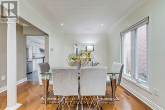 2093 Shorncliffe Blvd in Oakville, ON - Building Photo - Building Photo