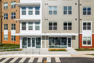 Loudoun View Senior Living in Sterling, VA - Foto de edificio - Building Photo