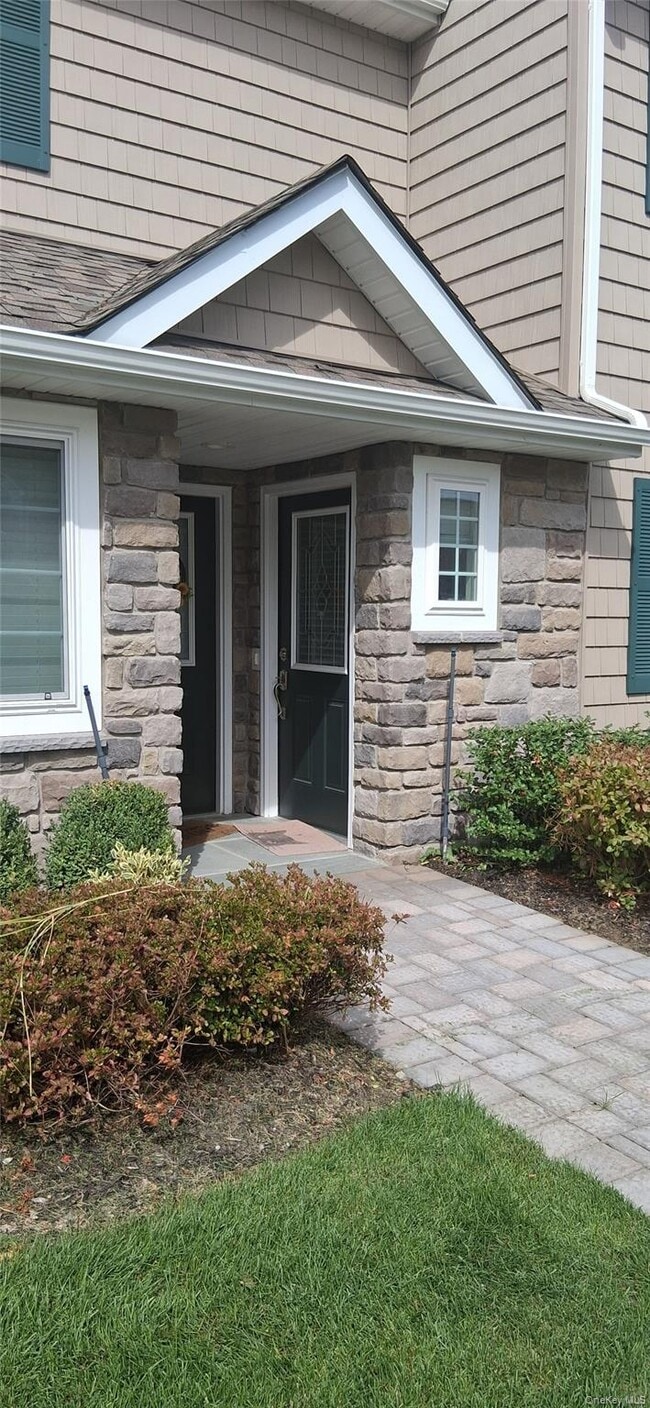373 Plad Blvd in Holtsville, NY - Building Photo - Building Photo