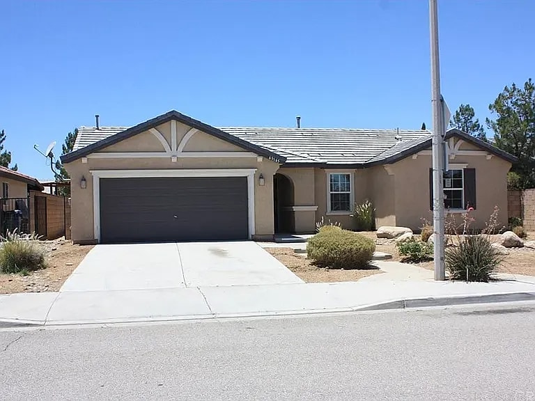 43145 33rd St E in Lancaster, CA - Building Photo