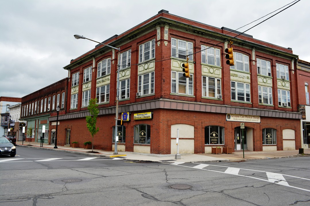 10 Broadway St in Milton, PA - Building Photo