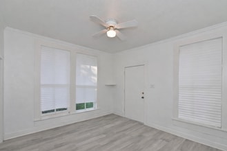 113 S Olive St, Unit A in San Antonio, TX - Foto de edificio - Building Photo