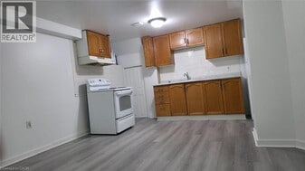 696 9th Ave in Hamilton, ON - Building Photo