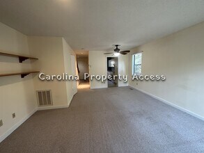 213 Cedarwood Ln in Carrboro, NC - Building Photo - Building Photo