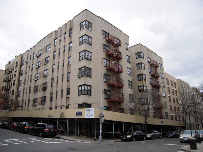 110 Bennett Avenue in New York, NY - Building Photo - Building Photo