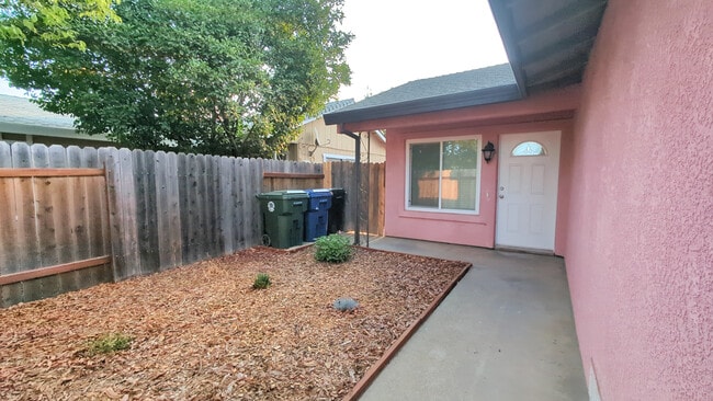10402 S White Rock Rd in Rancho Cordova, CA - Foto de edificio - Building Photo