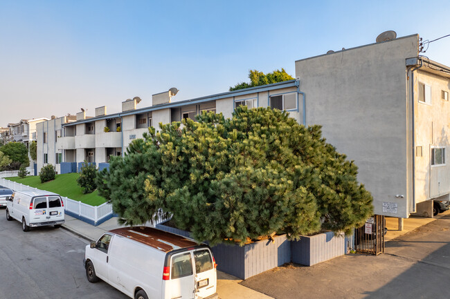 Windsor House in Manhattan Beach, CA - Building Photo - Building Photo