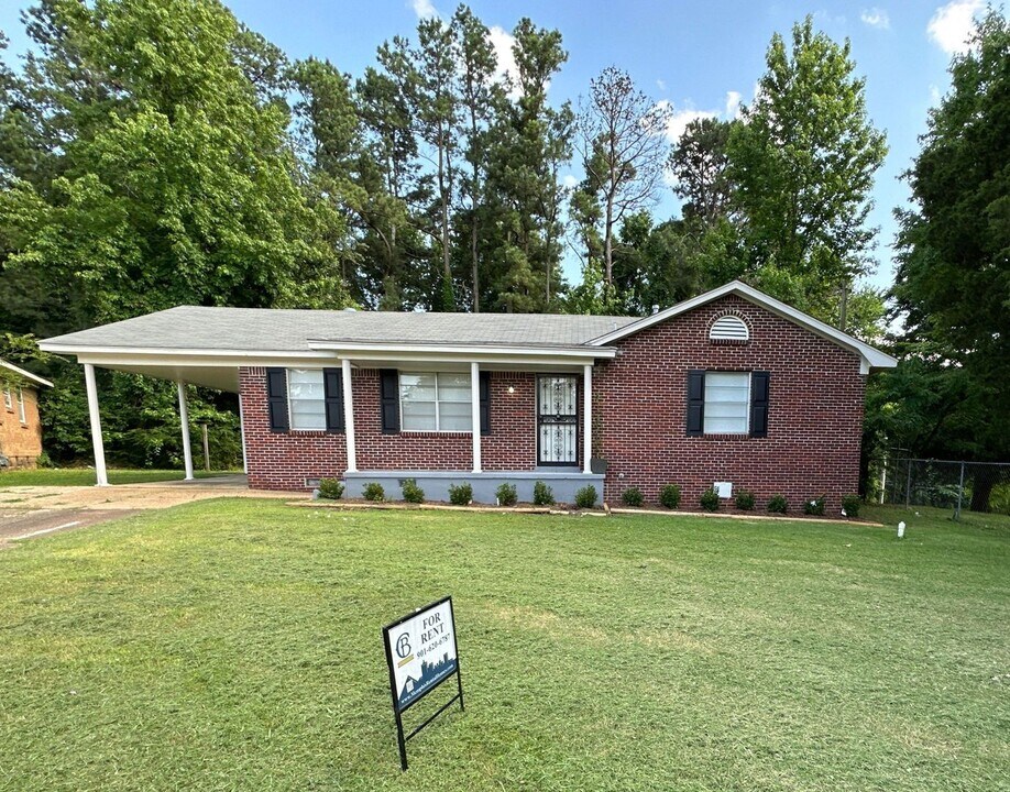 1043 Vinewood Ln in Memphis, TN - Building Photo