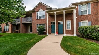 3106 Chesapeake Cir in Commerce Township, MI - Building Photo