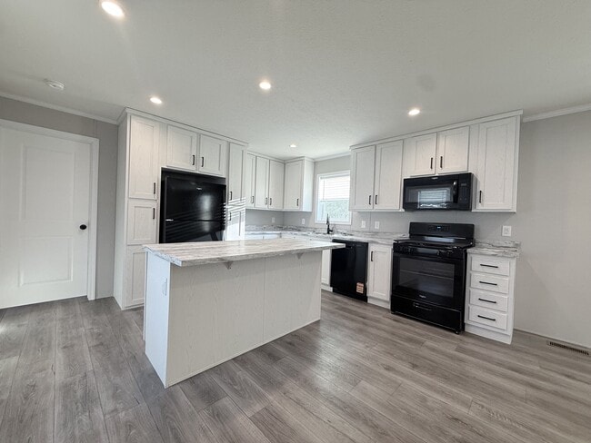 29649 Cambridge Ct in New Baltimore, MI - Foto de edificio - Building Photo