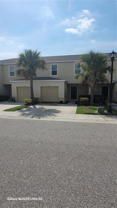 9911 Hound Chase Dr in Gibsonton, FL - Building Photo